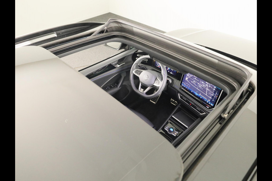 Volkswagen Tiguan 1.5 eHybrid R-Line Edition 272 pk Automaat (DSG) | Verlengde garantie | Navigatie | Panoramadak | Trekhaak (wegklapbaar) | Parkeersensoren (Park assist) | Rondomzicht camera | Lederen bekleding | R-Line |