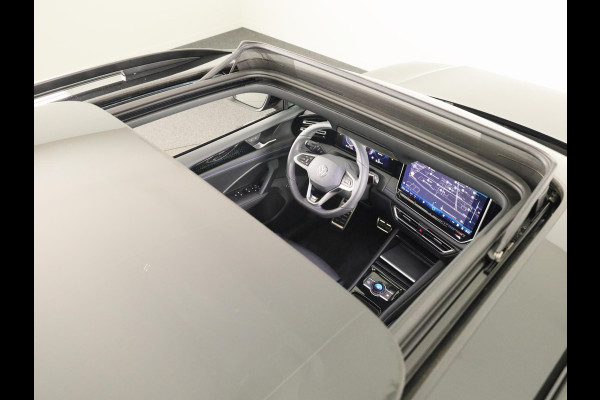 Volkswagen Tiguan 1.5 eHybrid R-Line Edition 272 pk Automaat (DSG) | Verlengde garantie | Navigatie | Panoramadak | Trekhaak (wegklapbaar) | Parkeersensoren (Park assist) | Rondomzicht camera | Lederen bekleding | R-Line |