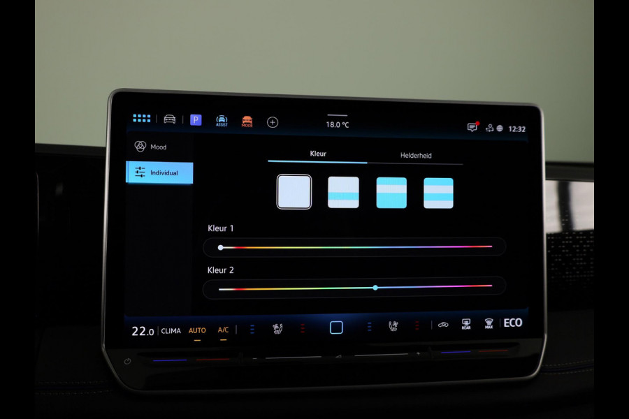 Volkswagen Tiguan 1.5 eHybrid R-Line Edition 272 pk Automaat (DSG) | Verlengde garantie | Navigatie | Panoramadak | Trekhaak (wegklapbaar) | Parkeersensoren (Park assist) | Rondomzicht camera | Lederen bekleding | R-Line |