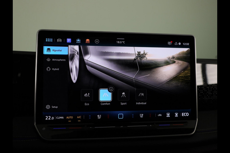 Volkswagen Tiguan 1.5 eHybrid R-Line Edition 272 pk Automaat (DSG) | Verlengde garantie | Navigatie | Panoramadak | Trekhaak (wegklapbaar) | Parkeersensoren (Park assist) | Rondomzicht camera | Lederen bekleding | R-Line |