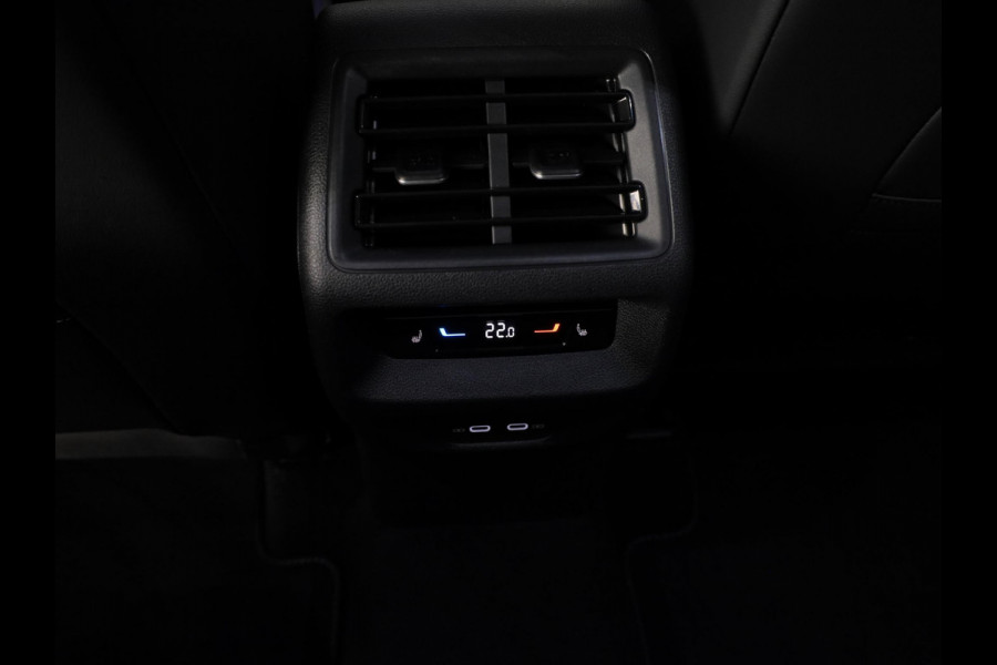 Volkswagen Tiguan 1.5 eHybrid R-Line Edition 272 pk Automaat (DSG) | Verlengde garantie | Navigatie | Panoramadak | Trekhaak (wegklapbaar) | Parkeersensoren (Park assist) | Rondomzicht camera | Lederen bekleding | R-Line |