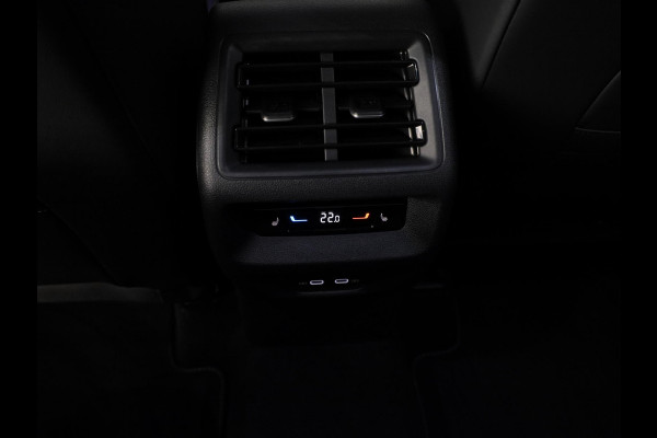 Volkswagen Tiguan 1.5 eHybrid R-Line Edition 272 pk Automaat (DSG) | Verlengde garantie | Navigatie | Panoramadak | Trekhaak (wegklapbaar) | Parkeersensoren (Park assist) | Rondomzicht camera | Lederen bekleding | R-Line |