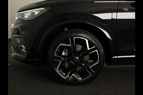 Volkswagen Tiguan 1.5 eHybrid R-Line Edition 272 pk Automaat (DSG) | Verlengde garantie | Navigatie | Panoramadak | Trekhaak (wegklapbaar) | Parkeersensoren (Park assist) | Rondomzicht camera | Lederen bekleding | R-Line |