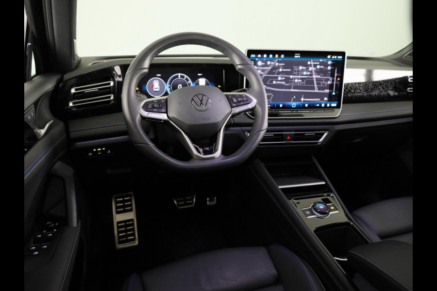 Volkswagen Tiguan 1.5 eHybrid R-Line Edition 272 pk Automaat (DSG) | Verlengde garantie | Navigatie | Panoramadak | Trekhaak (wegklapbaar) | Parkeersensoren (Park assist) | Rondomzicht camera | Lederen bekleding | R-Line |