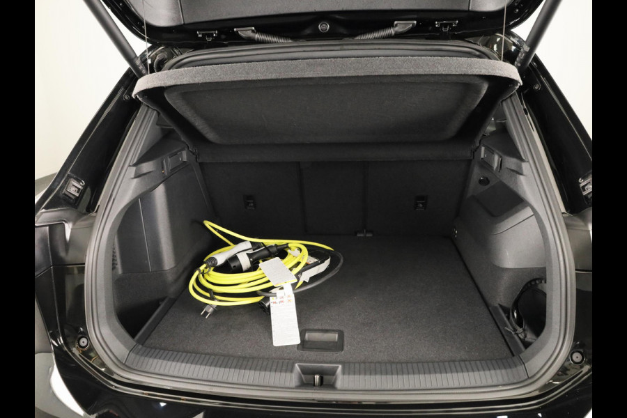 Volkswagen Tiguan 1.5 eHybrid R-Line Edition 272 pk Automaat (DSG) | Verlengde garantie | Navigatie | Panoramadak | Trekhaak (wegklapbaar) | Parkeersensoren (Park assist) | Rondomzicht camera | Lederen bekleding | R-Line |