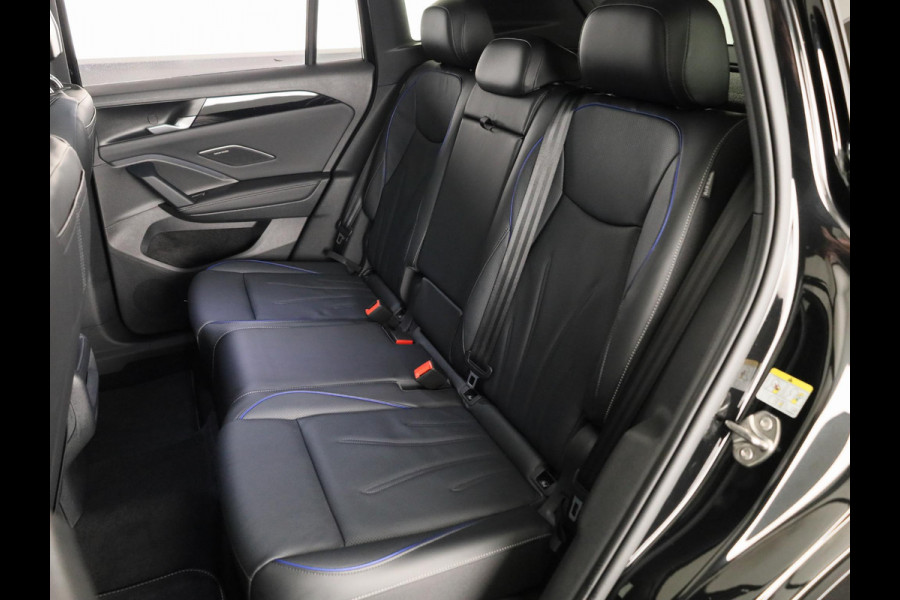 Volkswagen Tiguan 1.5 eHybrid R-Line Edition 272 pk Automaat (DSG) | Verlengde garantie | Navigatie | Panoramadak | Trekhaak (wegklapbaar) | Parkeersensoren (Park assist) | Rondomzicht camera | Lederen bekleding | R-Line |