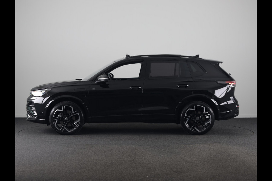 Volkswagen Tiguan 1.5 eHybrid R-Line Edition 272 pk Automaat (DSG) | Verlengde garantie | Navigatie | Panoramadak | Trekhaak (wegklapbaar) | Parkeersensoren (Park assist) | Rondomzicht camera | Lederen bekleding | R-Line |