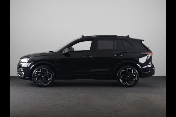 Volkswagen Tiguan 1.5 eHybrid R-Line Edition 272 pk Automaat (DSG) | Verlengde garantie | Navigatie | Panoramadak | Trekhaak (wegklapbaar) | Parkeersensoren (Park assist) | Rondomzicht camera | Lederen bekleding | R-Line |