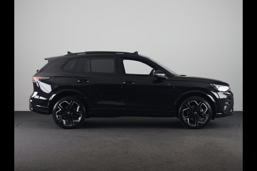 Volkswagen Tiguan 1.5 eHybrid R-Line Edition 272 pk Automaat (DSG) | Verlengde garantie | Navigatie | Panoramadak | Trekhaak (wegklapbaar) | Parkeersensoren (Park assist) | Rondomzicht camera | Lederen bekleding | R-Line |