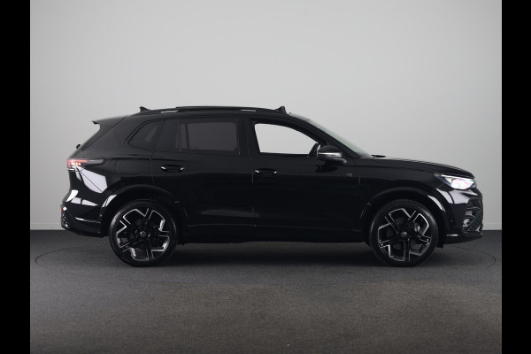 Volkswagen Tiguan 1.5 eHybrid R-Line Edition 272 pk Automaat (DSG) | Verlengde garantie | Navigatie | Panoramadak | Trekhaak (wegklapbaar) | Parkeersensoren (Park assist) | Rondomzicht camera | Lederen bekleding | R-Line |