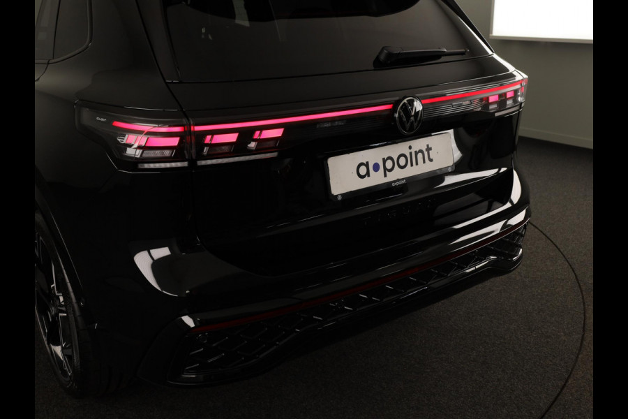 Volkswagen Tiguan 1.5 eHybrid R-Line Edition 272 pk Automaat (DSG) | Verlengde garantie | Navigatie | Panoramadak | Trekhaak (wegklapbaar) | Parkeersensoren (Park assist) | Rondomzicht camera | Lederen bekleding | R-Line |