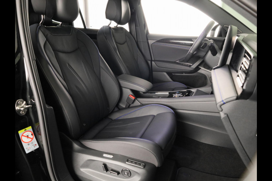 Volkswagen Tiguan 1.5 eHybrid R-Line Edition 272 pk Automaat (DSG) | Verlengde garantie | Navigatie | Panoramadak | Trekhaak (wegklapbaar) | Parkeersensoren (Park assist) | Rondomzicht camera | Lederen bekleding | R-Line |