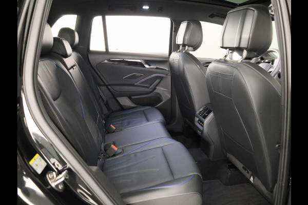 Volkswagen Tiguan 1.5 eHybrid R-Line Edition 272 pk Automaat (DSG) | Verlengde garantie | Navigatie | Panoramadak | Trekhaak (wegklapbaar) | Parkeersensoren (Park assist) | Rondomzicht camera | Lederen bekleding | R-Line |