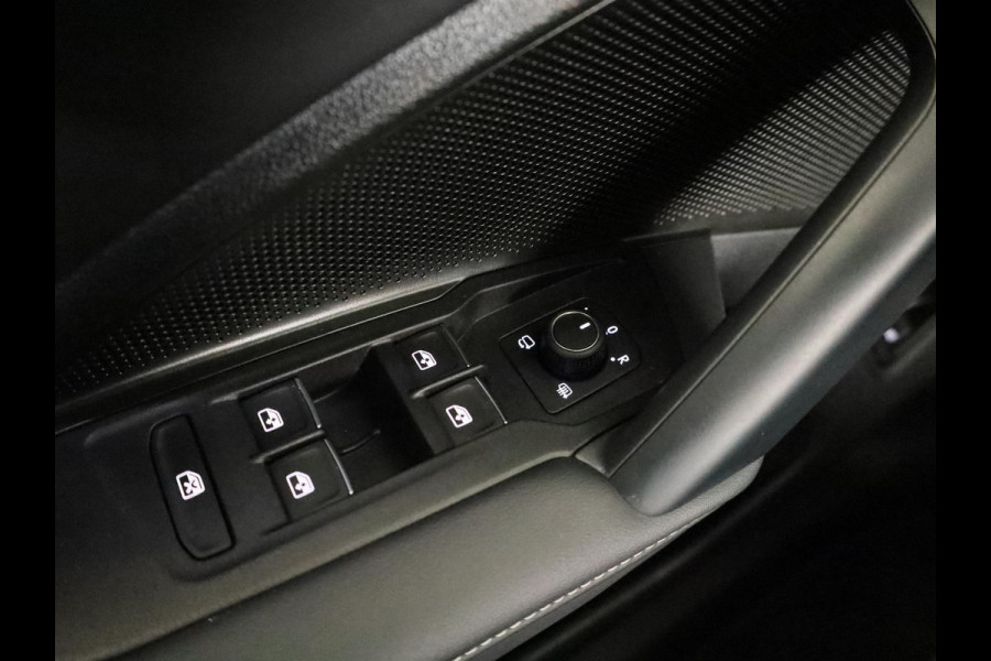 Volkswagen Tiguan 1.5 eHybrid R-Line Edition 272 pk Automaat (DSG) | Verlengde garantie | Navigatie | Panoramadak | Trekhaak (wegklapbaar) | Parkeersensoren (Park assist) | Rondomzicht camera | Lederen bekleding | R-Line |