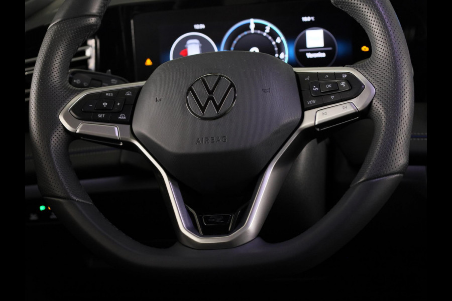 Volkswagen Tiguan 1.5 eHybrid R-Line Edition 272 pk Automaat (DSG) | Verlengde garantie | Navigatie | Panoramadak | Trekhaak (wegklapbaar) | Parkeersensoren (Park assist) | Rondomzicht camera | Lederen bekleding | R-Line |