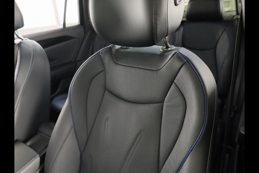 Volkswagen Tiguan 1.5 eHybrid R-Line Edition 272 pk Automaat (DSG) | Verlengde garantie | Navigatie | Panoramadak | Trekhaak (wegklapbaar) | Parkeersensoren (Park assist) | Rondomzicht camera | Lederen bekleding | R-Line |