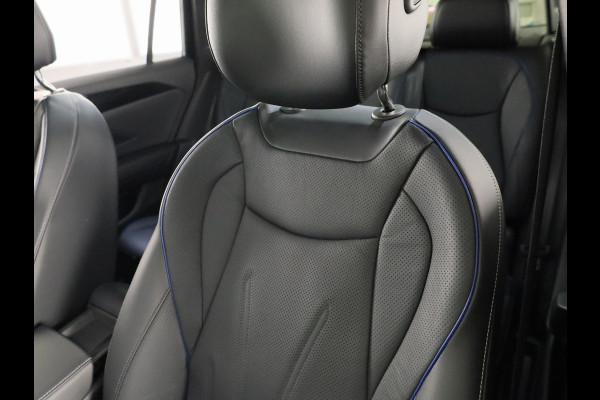 Volkswagen Tiguan 1.5 eHybrid R-Line Edition 272 pk Automaat (DSG) | Verlengde garantie | Navigatie | Panoramadak | Trekhaak (wegklapbaar) | Parkeersensoren (Park assist) | Rondomzicht camera | Lederen bekleding | R-Line |