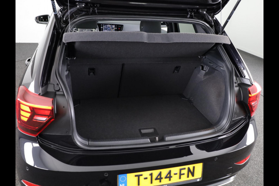 Volkswagen Polo 1.0 TSI R-Line 95PK | Camera | Stoelverwarming | 18 Inch | Parkeersensoren | Navigatie |