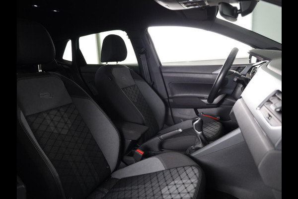 Volkswagen Polo 1.0 TSI R-Line 95PK | Camera | Stoelverwarming | 18 Inch | Parkeersensoren | Navigatie |