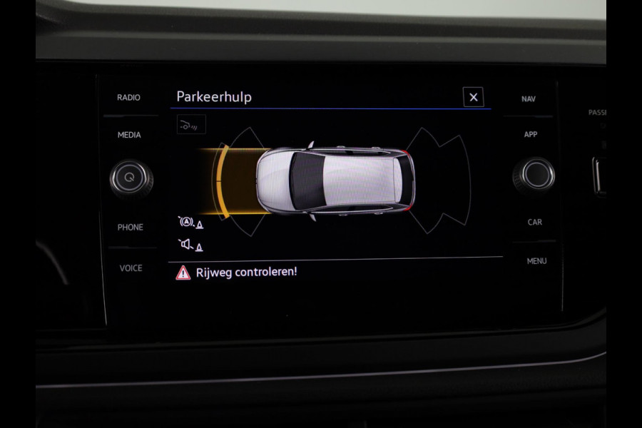 Volkswagen Polo 1.0 TSI R-Line 95PK | Camera | Stoelverwarming | 18 Inch | Parkeersensoren | Navigatie |