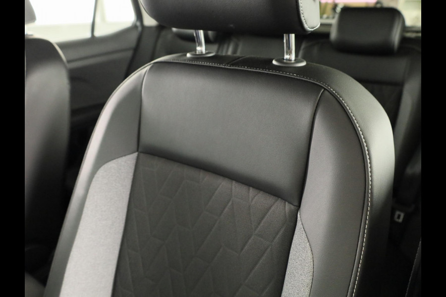 Volkswagen T-Cross 1.0 TSI Life Edition Goal 95PK | Navigatie | Parkeersensoren voor en achter | Stoelverwarming |