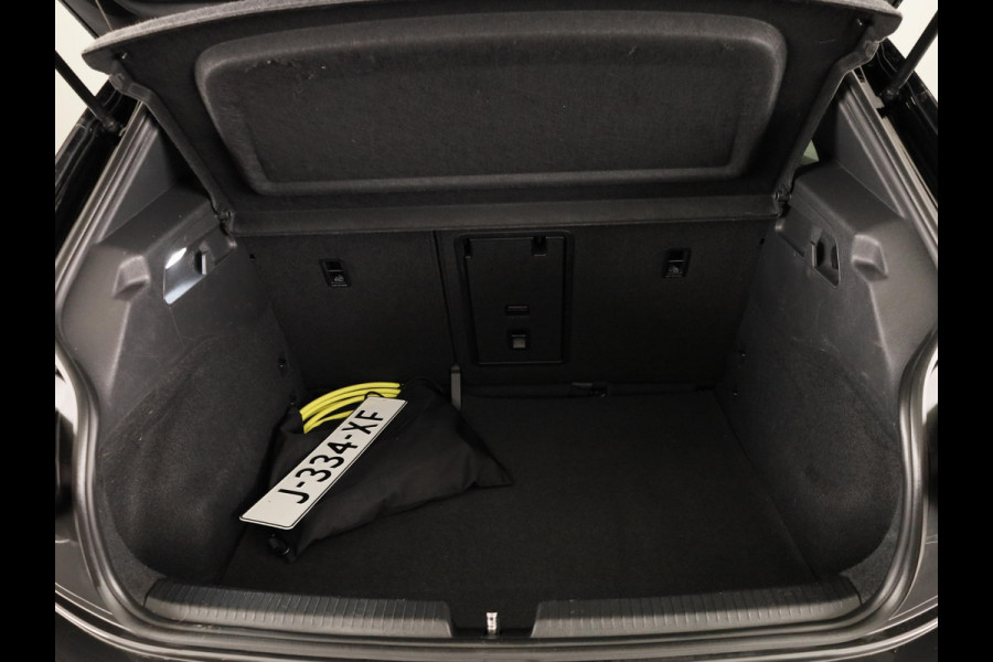 Volkswagen ID.3 First Plus 58 kWh | SoH 86,98% | 204 PK | Navigatie | 19" Lm velgen | Parkeercamera |