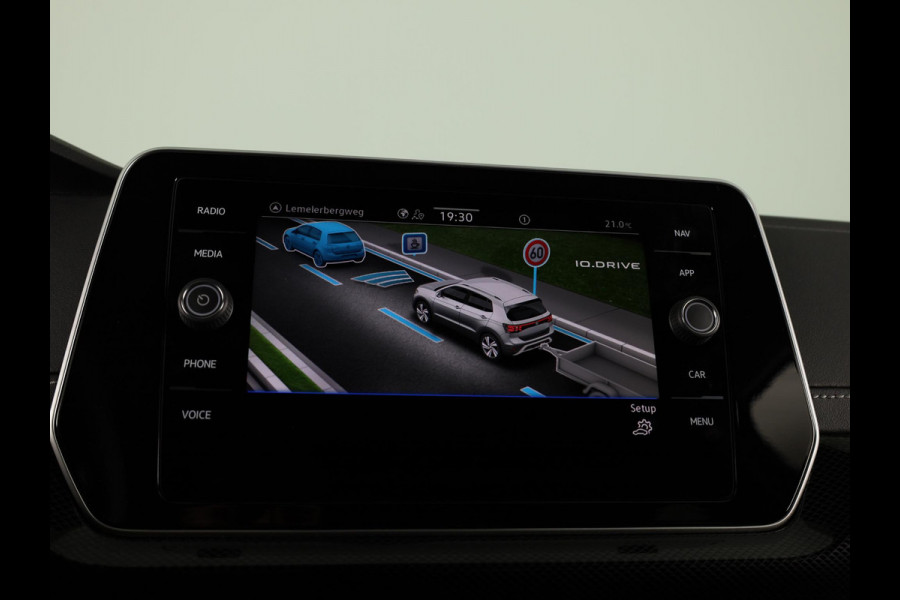 Volkswagen T-Cross 1.5 TSI R-Line 150pk DSG | Trekhaak | Navigatie | Parkeercamera | PDC
