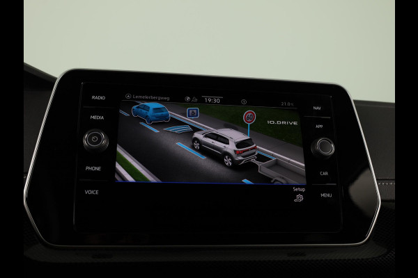 Volkswagen T-Cross 1.5 TSI R-Line 150pk DSG | Trekhaak | Navigatie | Parkeercamera | PDC