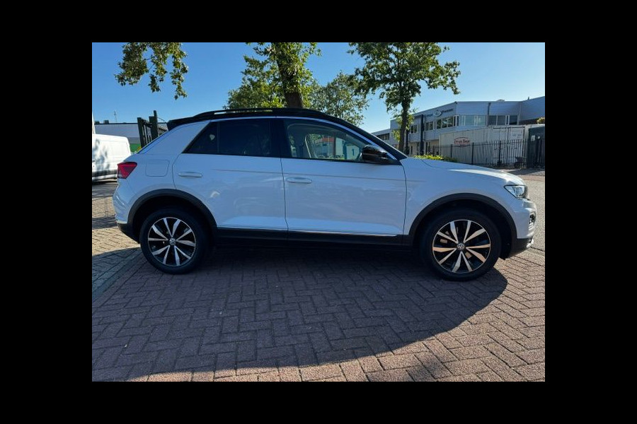 Volkswagen T-Roc 1.0 TSI Style Beats Airco,Navigatie,Camera,Panoramadak