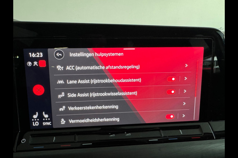 Volkswagen Golf 1.5 TSI Highline Keyless|IQ|Camera|Massage