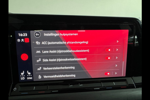 Volkswagen Golf 1.5 TSI Highline Keyless|IQ|Camera|Massage