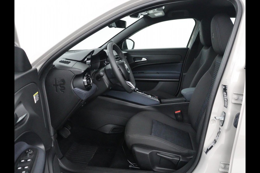 Alfa Romeo junior Elettrica 54 kWh | SOH 97,3% | Adaptive cruise | Carplay | Full LED | Parkeerhulp | Climate control | Digital Cockpit | 18'' velgen | Keyless start