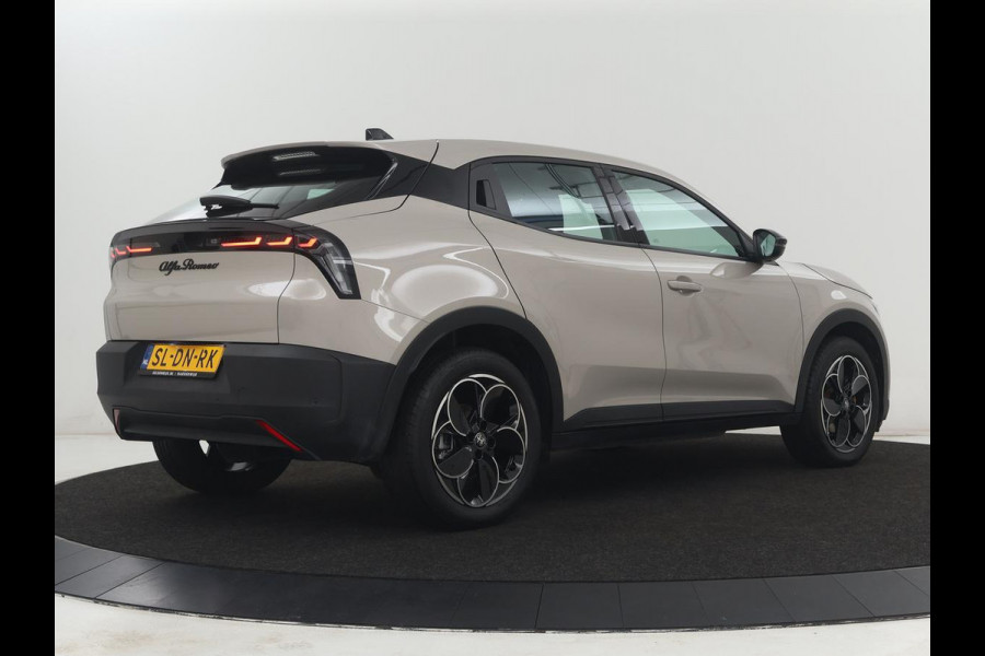 Alfa Romeo junior Elettrica 54 kWh | SOH 97,3% | Adaptive cruise | Carplay | Full LED | Parkeerhulp | Climate control | Digital Cockpit | 18'' velgen | Keyless start