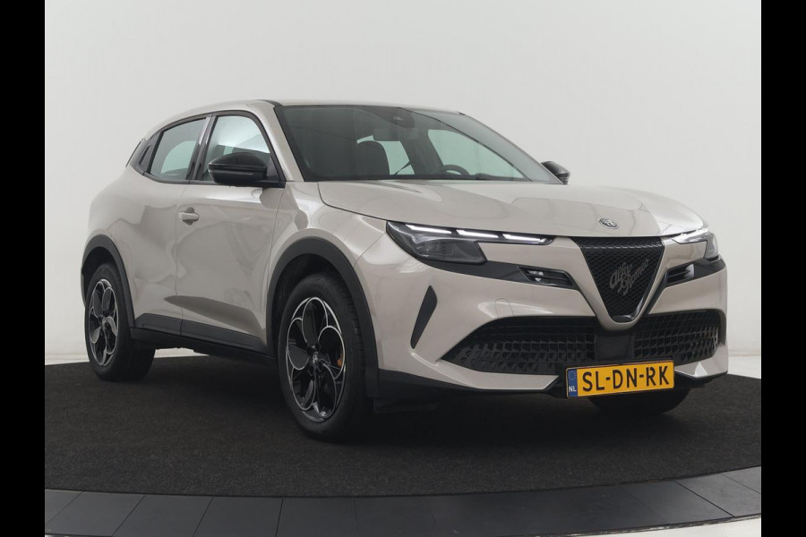 Alfa Romeo junior Elettrica 54 kWh | SOH 97,3% | Adaptive cruise | Carplay | Full LED | Parkeerhulp | Climate control | Digital Cockpit | 18'' velgen | Keyless start