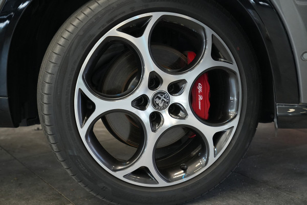 Alfa Romeo Tonale 1.5T Hybrid Veloce Schakelpaddles Draadloze Lader Stoelventilatie 24 Maanden garantie* (Vraag naar de voorwaarden)