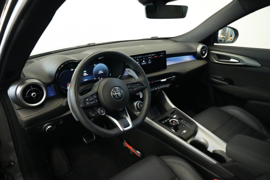Alfa Romeo Tonale 1.5T Hybrid Veloce Schakelpaddles Draadloze Lader Stoelventilatie 24 Maanden garantie* (Vraag naar de voorwaarden)