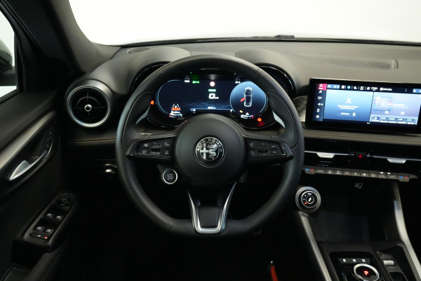 Alfa Romeo Tonale 1.5T Hybrid Veloce Schakelpaddles Draadloze Lader Stoelventilatie 24 Maanden garantie* (Vraag naar de voorwaarden)