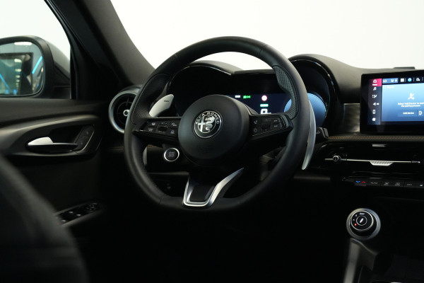 Alfa Romeo Tonale 1.5T Hybrid Veloce Schakelpaddles Draadloze Lader Stoelventilatie 24 Maanden garantie* (Vraag naar de voorwaarden)