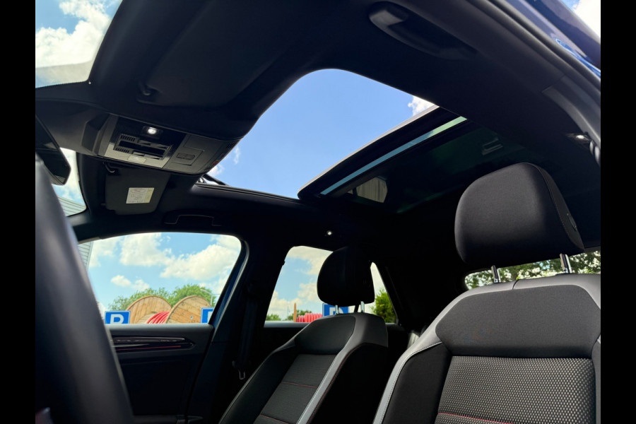 Volkswagen T-Roc 1.5 TSI Sport Business R - Automaat - Pano/schuifdak - Beats - Navi - Afn.Trekhaak