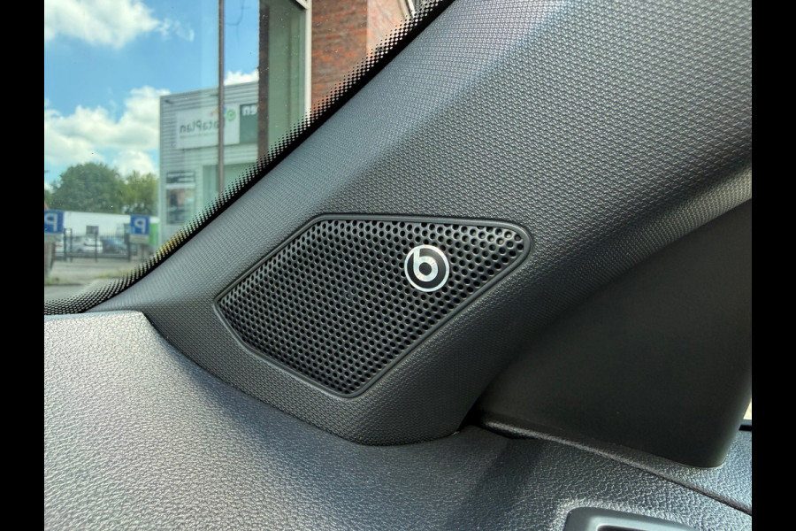 Volkswagen T-Roc 1.5 TSI Sport Business R - Automaat - Pano/schuifdak - Beats - Navi - Afn.Trekhaak