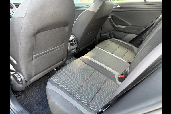 Volkswagen T-Roc 1.5 TSI Sport Business R - Automaat - Pano/schuifdak - Beats - Navi - Afn.Trekhaak