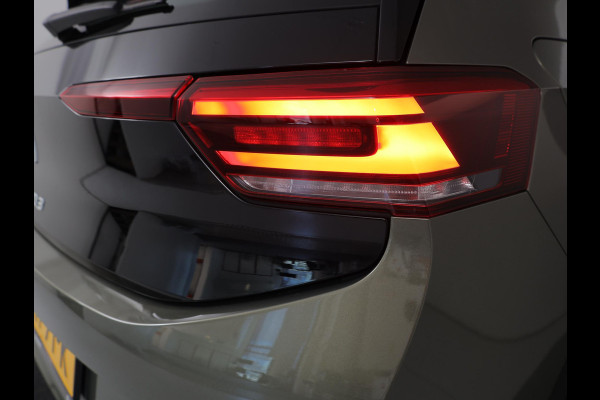 Volkswagen ID.3 Pure Oranje Edition 52 kWh 170 pk | SOH 100% | Navigatie via App | Parkeersensoren | Adaptieve cruise control | LED koplampen |