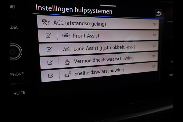 Volkswagen T-Roc 1.0 TSI Life Edition 115 pk | Verlengde garantie | Navigatie via App | Parkeersensoren (Park assist) | Achteruitrijcamera | Autom. airco |