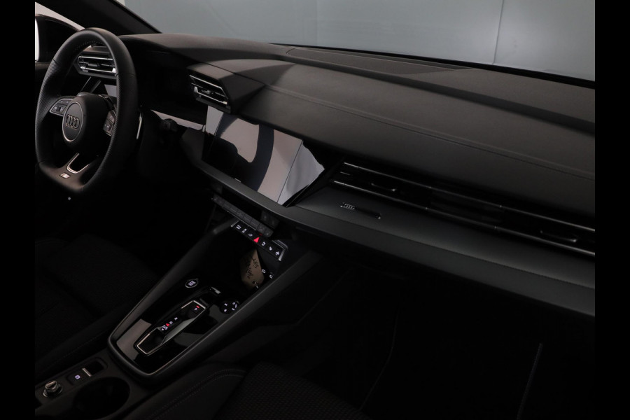 Audi A3 Sportback 40 TFSI e S edition 204 pk S-tronic | Verlengde garantie | Parkeersensoren (Park assist) | Achteruitrijcamera | Adaptieve cruise control | Autom. airco (3 zones) | S-Line |