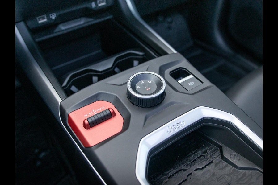 Jeep Compass First Edition 74 kWh | Adapt. Cruise | Camera | Carplay | 20" | Elektr. A-Klep | Navi | Winter Pack | Schuif/Kanteldak | Premium Pack | Conv. Pack | Warmtepomp