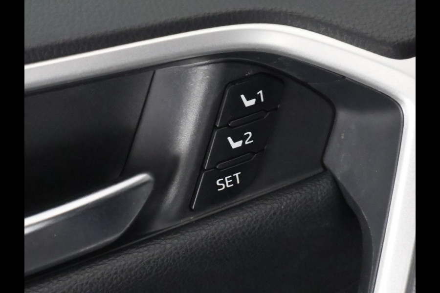 Toyota RAV4 2.5 Plug-in Hybrid AWD Bi-Tone Plus | 1500 KG trekgewicht | JBL Audio | Stoelverwarming & ventilatie | Memory Seats | Navigatie