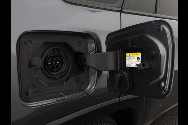 Toyota RAV4 2.5 Plug-in Hybrid AWD Bi-Tone Plus | 1500 KG trekgewicht | JBL Audio | Stoelverwarming & ventilatie | Memory Seats | Navigatie