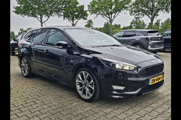 Ford FOCUS Wagon 1.5 Titanium 182 pk | 2de eigenaar | Bi-xenon | Camera | Stuur- en stoelverwarming | 18'' velgen | Zéér netjes!
