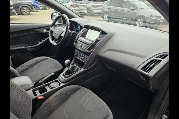 Ford FOCUS Wagon 1.5 Titanium 182 pk | 2de eigenaar | Bi-xenon | Camera | Stuur- en stoelverwarming | 18'' velgen | Zéér netjes!