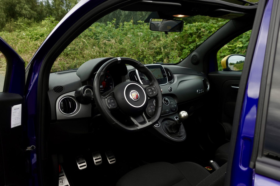 Abarth 595C Cabrio 1.4 T-Jet Pista SUMMER DEAL | Apple Carplay/Android Auto | Winscherm | 17'' LMV | Dealeronderhouden | | PDC A | Navi